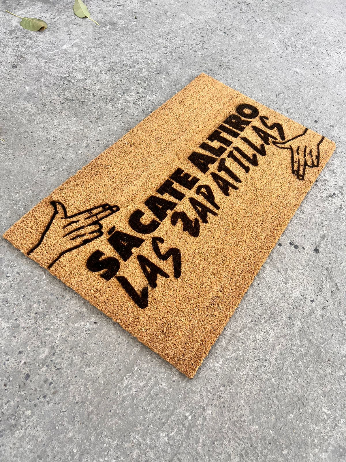 Limpiapiés "Sácate Altiro las Zapatillas" – ¡Haz de tu Entrada un Ícono Viral!
