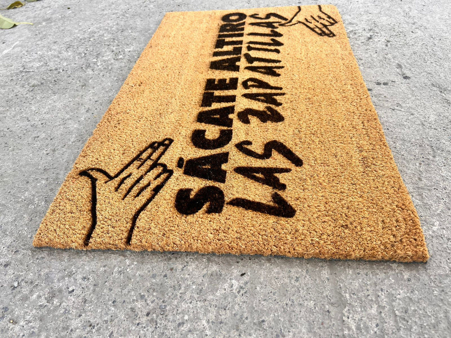 Limpiapiés "Sácate Altiro las Zapatillas" – ¡Haz de tu Entrada un Ícono Viral!