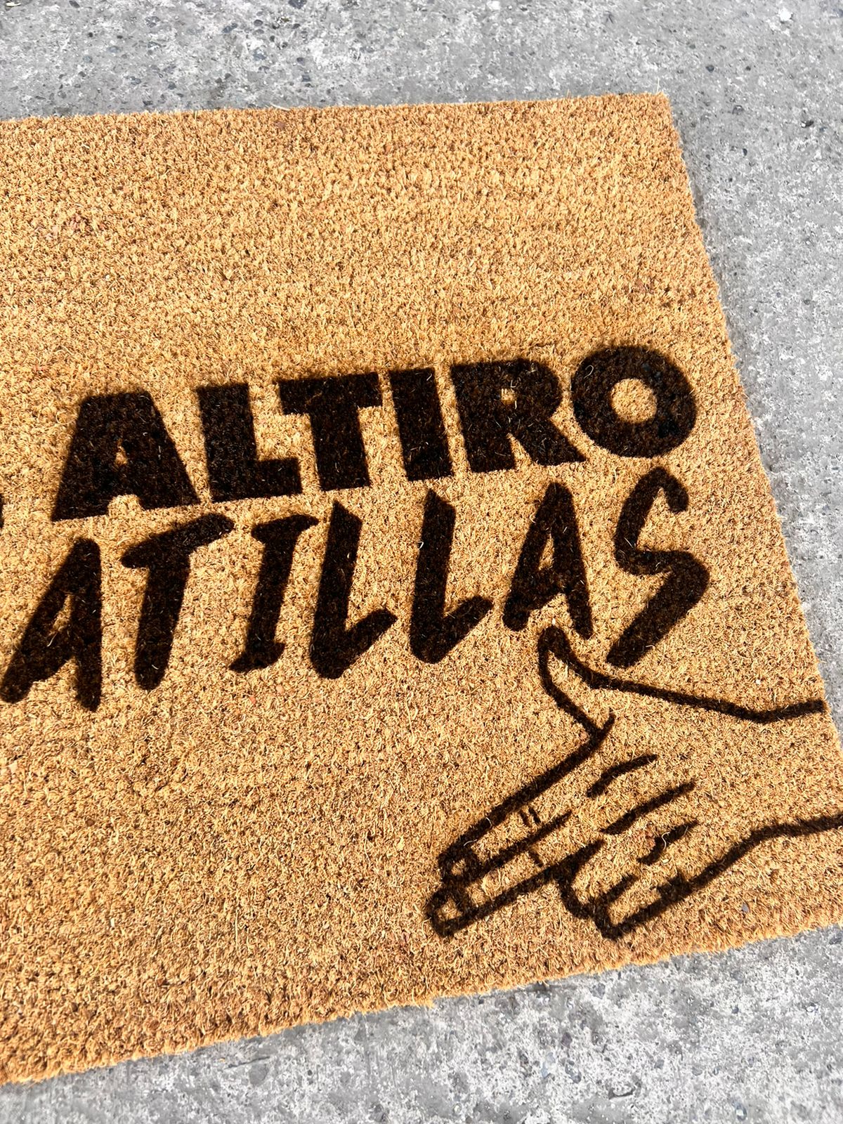 Limpiapiés "Sácate Altiro las Zapatillas" – ¡Haz de tu Entrada un Ícono Viral!