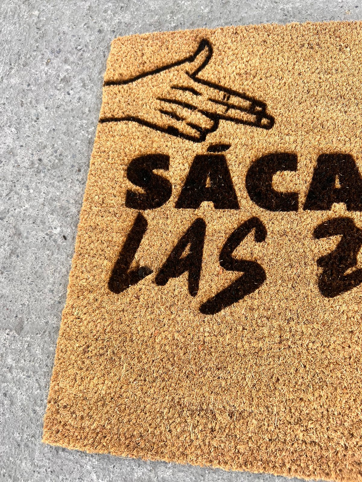 Limpiapiés "Sácate Altiro las Zapatillas" – ¡Haz de tu Entrada un Ícono Viral!