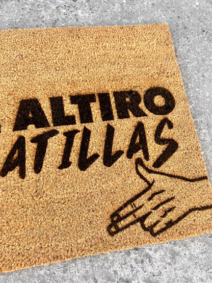 Limpiapiés "Sácate Altiro las Zapatillas" – ¡Haz de tu Entrada un Ícono Viral!